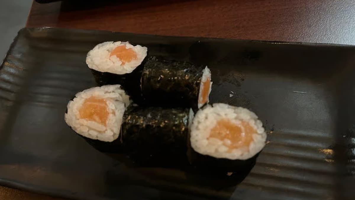 Salmon Roll (6)
